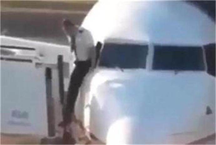 飞行员忘带钥匙翻机舱 搞笑一幕被同事拍到秒成网红